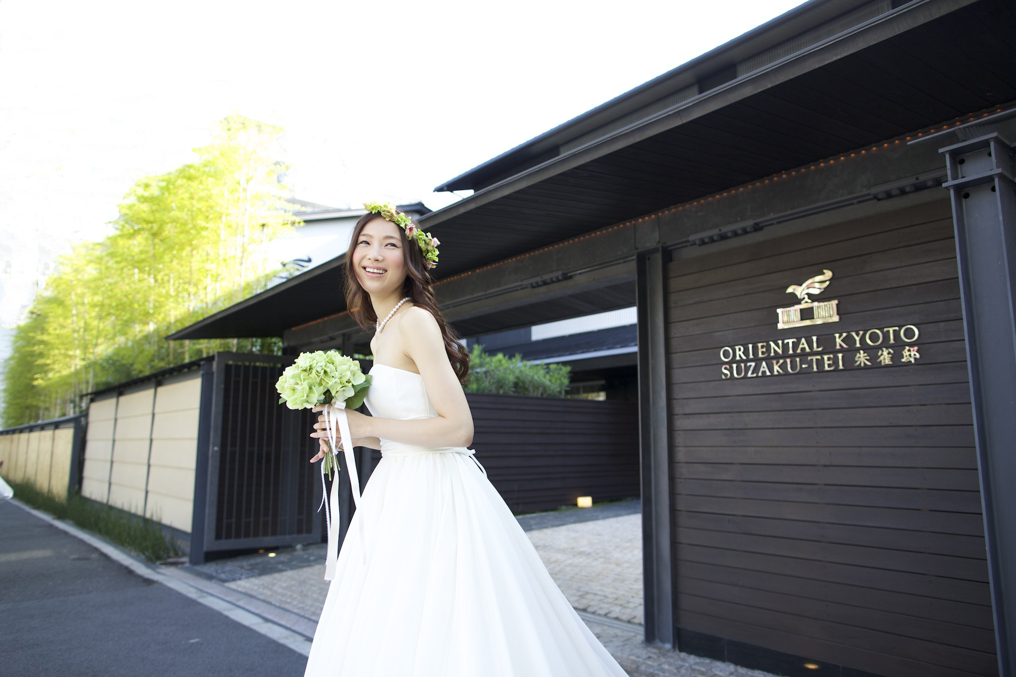 縁の町、円町で最縁の結婚式を、、、京の町に夢が舞い降りる、美しき木造りの教会