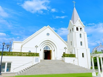 青く大きな空を背景に、凛とした美しい輝きを放つ純白の大聖堂「セント・ラーレ・チャーチ」。 『永遠の愛』の花言葉を持つ紫のチューリップの名を冠し、ステンドグラスや高い天井に描かれた壁画、 アンティーク調の椅子など、クラシカルなヨーロッパを感じる落ち着いた厳かな雰囲気のなか、セレモニーが行われます。