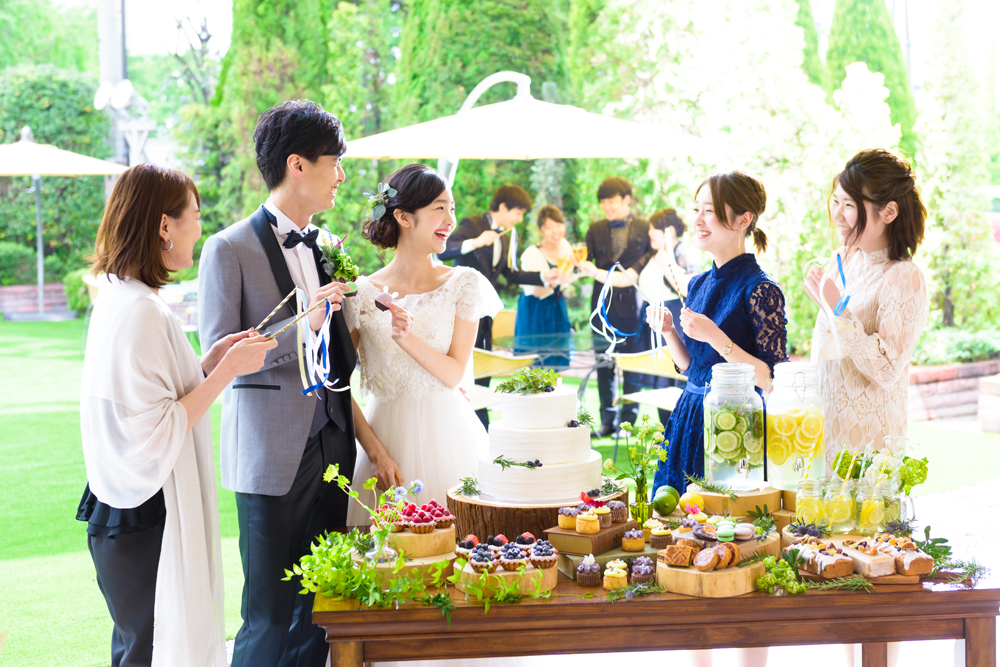 木や緑など自然の素材を取りれた温かみのあるパーティ会場。 ガーデンテラスを望める会場内は、多くの自然光が降り注ぎ、開放的かつ、アットホームな空間も作り出してくれます。 装飾も自由自在にコーディネートできるので、おふたりらしいナチュラルパーティが叶います。