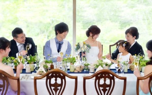 おふたりとゲストの笑顔のためにお届けする オリジナルメニューが好評 「おふたりの出身地の食材を使って欲しい」 「初めてのデートで食べたメニューを」 などおふたりの要望に柔軟に 対応しくれるから気軽にご相談を。