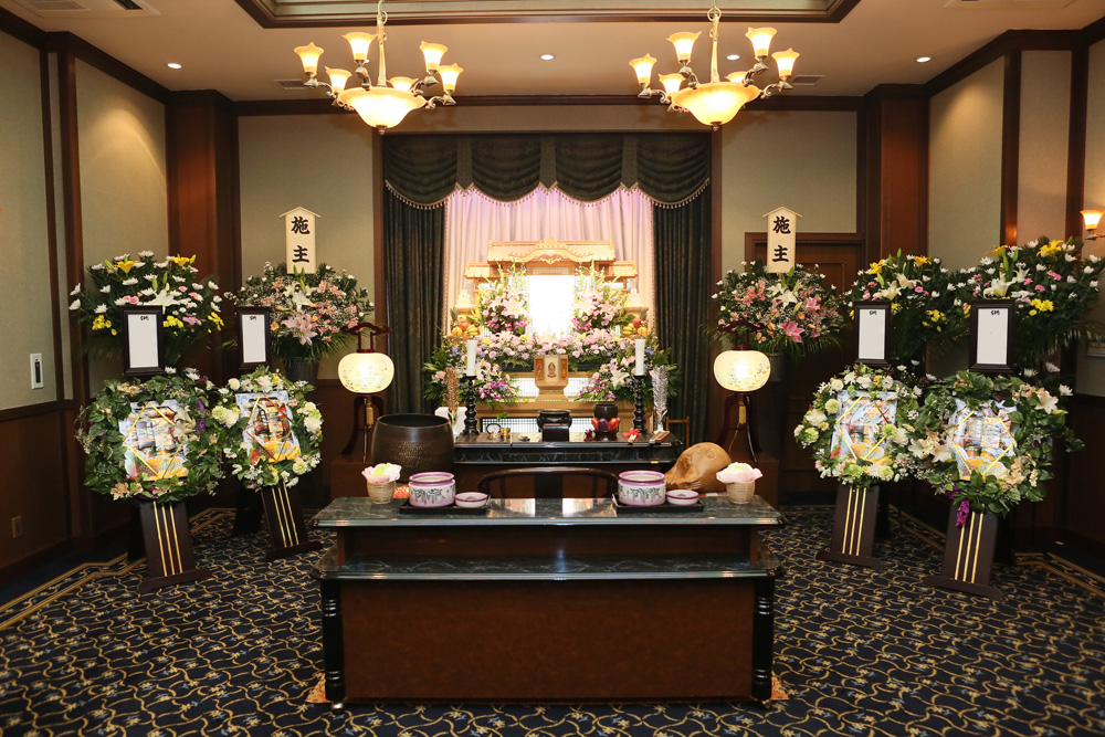 20名様までの家族葬ができる家族葬専用ホールがございます。 お棺を囲むレイアウトやお棺をお花で囲むレイアウトなど式場セッティングも自在です。 プライベート感もありご家族様がご利用いただきやすい施設です。