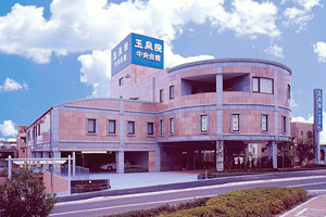 格調高い祭壇と近代設備が整えられた葬儀会館です。