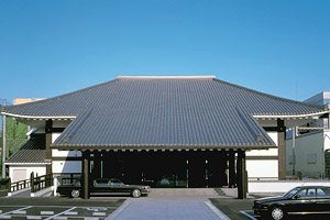 優雅に生まれ変わった近代的寺院型葬儀場です。