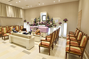 30名様までの家族葬ができる家族葬専用ホールがあります。お棺を囲むレイアウトやお棺をお花で囲むレイアウトなど式場セッティングも自在です。専用出入り口でプライベート感もありご家族様がご利用いただきやすい施設です。