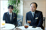 「女性の柔らかさや心配りは、お客様の安心感を高めます。」そんな理由から、 グループ内でも女性のスタッフはとても多いと語る東京メモリードホールの前山支配人。