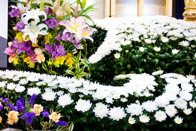 お葬式には白い菊が多いのはなぜ 終活style