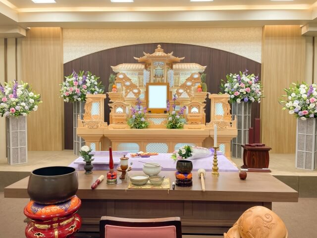 一般葬とは？家族葬・直葬との費用と形式の違い