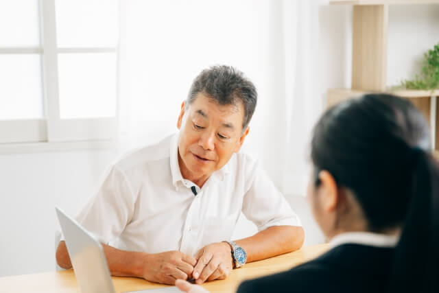 葬儀ローンに審査はある？通らない人の特徴や金利、分割払いの注意点を解説