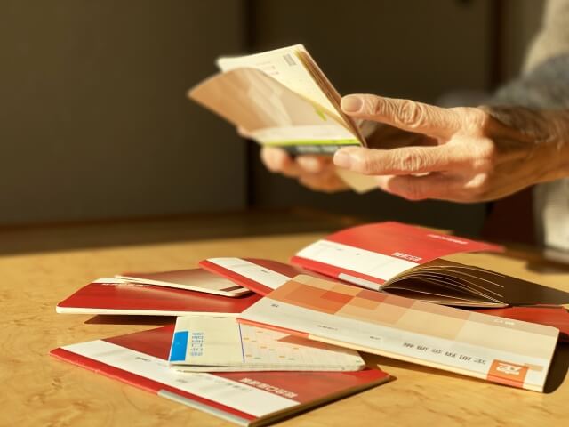 親の葬儀代は誰が払う?親の貯金から出せる?