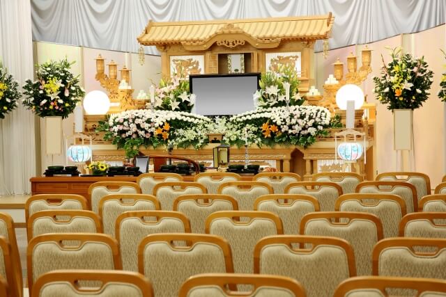 親の葬儀費用はいくらかかる？平均相場と子供が負担する場合の対処法【お金がない時は？】